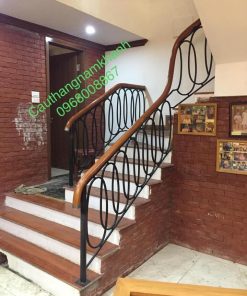 Mẫu cầu thang sắt nghệ thuật tay vịn nhựa