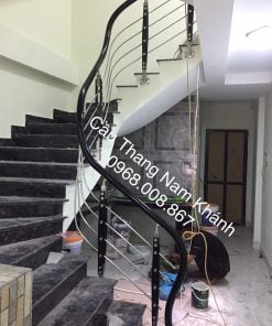 Mẫu cầu thang inox tay vịn nhựa màu đen