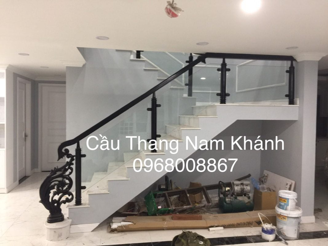 Mẫu Cầu thang gỗ kính