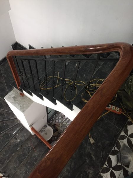 Cầu thang sắt đơn giản sử dụng sắt hộp 14 x14 x1.4 ly dơn tĩnh điện màu ghi xám. Tay vịn nhựa vân gỗ dạng móng ngựa kích thước D60