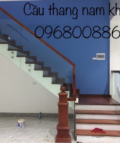 Cầu thang kính bắt hông tay vịn gỗ