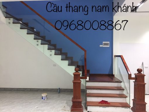 Cầu thang kính bắt hông tay vịn gỗ