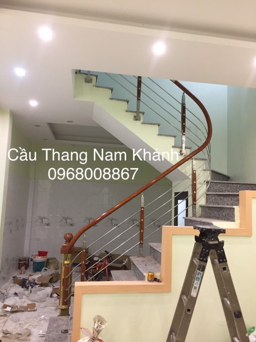 mẫu cầu thang inox tay vịn nhựa