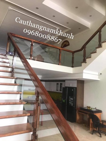Mẫu Cầu thang kính chân tiện gỗ 