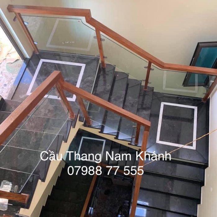 Mẫu cầu thang kính 