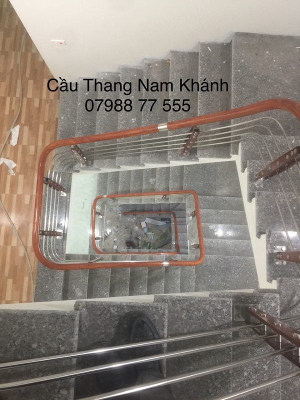 mẫu cầu thang inox tay vịn nhựa
