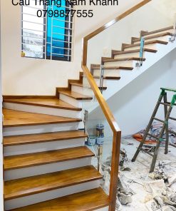 Mẫu cầu thang kính chân lửng