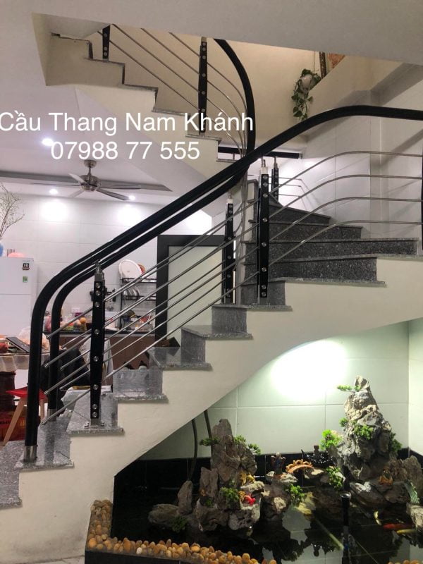 Mẫu cầu thnag inox tay vịn nhựa màu đen