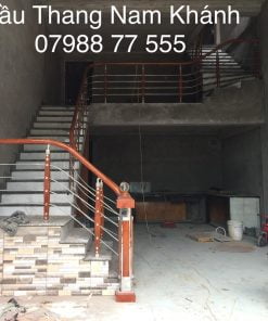 mẫu cầu thang inox tay vịn nhựa vân giả gỗ