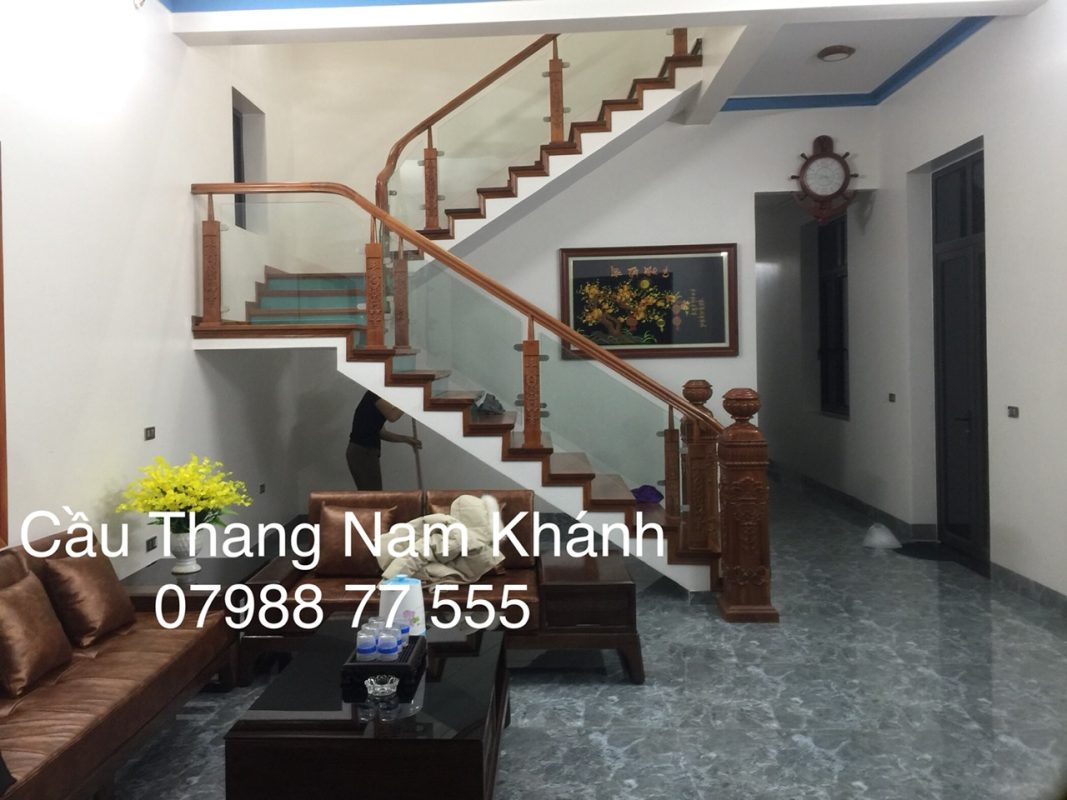Mẫu cầu thang gỗ kính