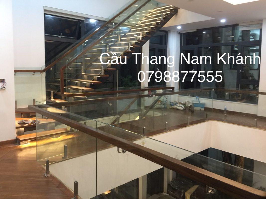 mẫu cầu thang kính chân ngoàm