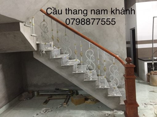 mẫu cầu thang sắt nghệ thuật tay vịn nhựa vân giả gỗ