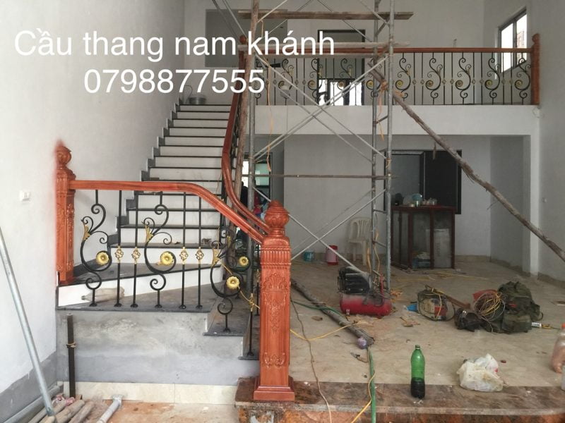 Mẫu cầu thang sắt tay vịn gỗ 16