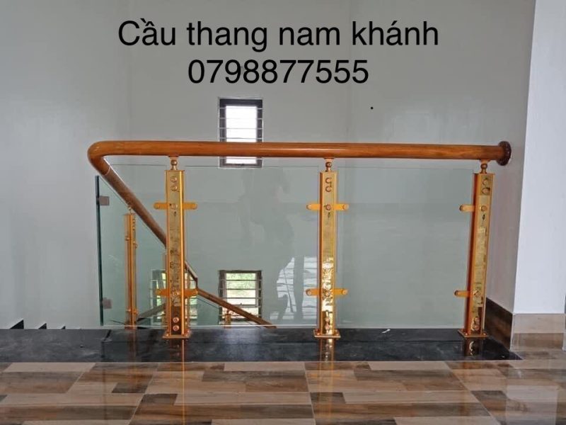 mẫu cầu thang kính tay vịn gỗ