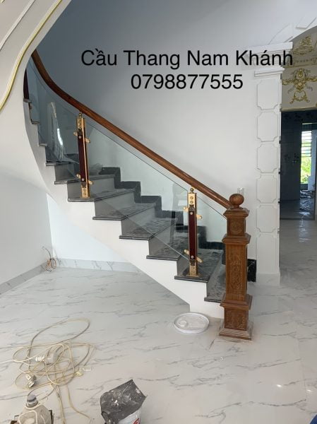 mẫu cầu thang kính chân nhôm màu vàng