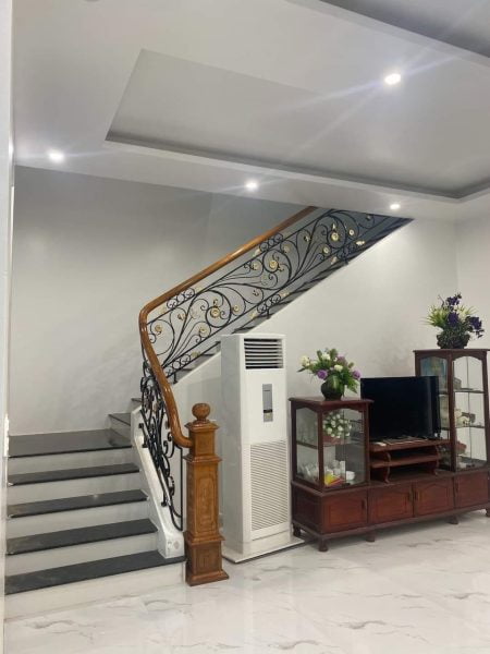 Mẫu cầu thang sắt tay vịn gỗ 14