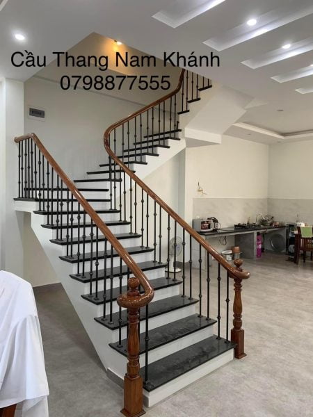 Mẫu cầu thang sắt tay vịn gỗ 09