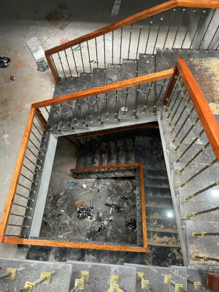 Mẫu cầu thang sắt tay vịn gỗ 05