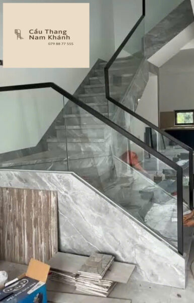 cầu thang kính âm sàn tay vịn gỗ lim