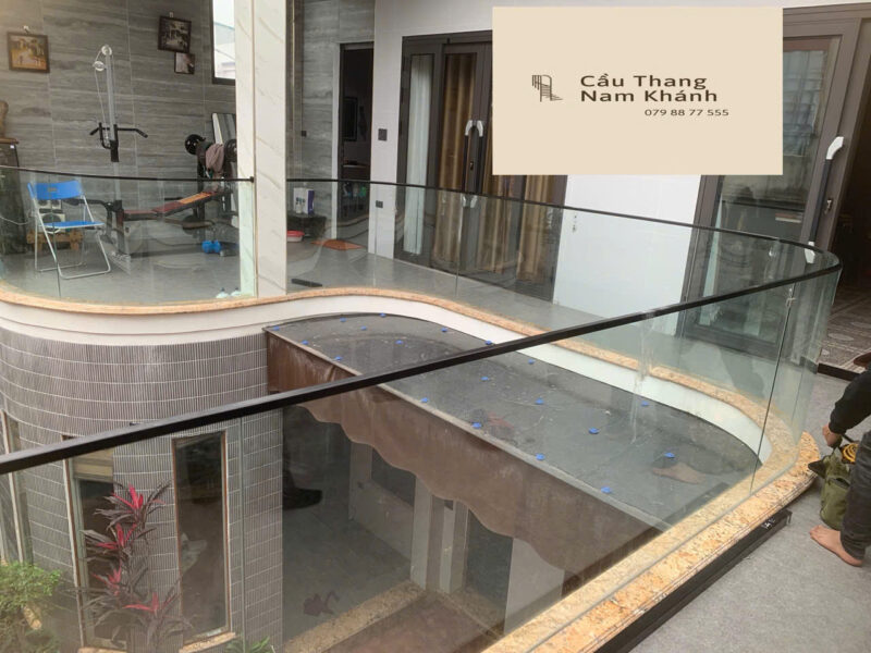 ban công kính âm sàn tay vịn nhôm 3d